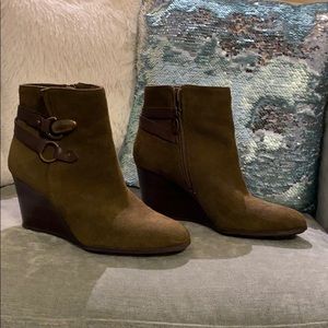 TAHARI OLIVE GREEN WEDGE SIMON BOOTIES (7.5)